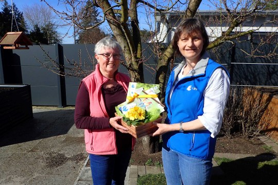 Gewinnerin Karin W. birdingtours Reise Stunde der Wintervögel 2023 Übergabe mit Anita Schäffer LBV Roth-Schwabach | © LBV