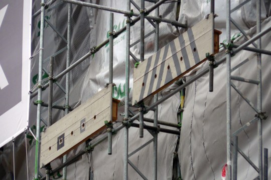 Mauersegler Ersatzbrutplätze an einem Baugerüst montiert | @ P. Bria