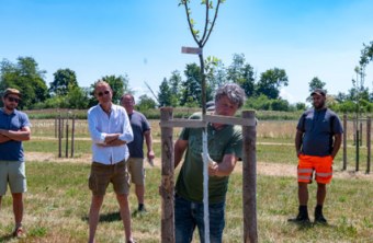 Stefan Heim zeigt verschiedene Stammschutzmöglichkeiten beim LBV in Ebersberg, um Bäume besser zu schützen | © Leonie Gloss