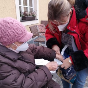 die Vogelfutterstation wird mit der Vogelfuttermischung an Kernen und Körner aufgefüllt | © Stephan Jantzen. Münchenstift