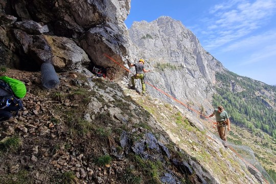 Arbeiten in der Felsnische |© David Schuhwerk