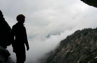 Blick aus der Auswilderungsnische zeigt eine wolkenverhangene Berglandschaft. | © LBV