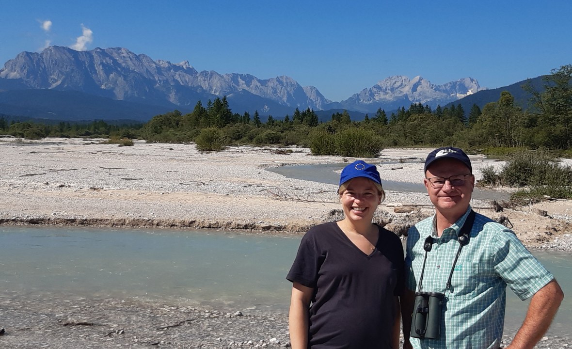 Katharina Schulze und Norbert Schäffer mit Trockenlebensräumen und Bergen im Hintergrund | © LBV