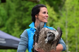 Magdalena Deelmann mit Bartgeier Generl | © Hansruedi Weyrich