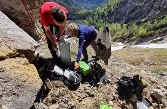 Webcam Installation in der Felsnische