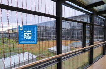 Streifen als Maßnahme gegen Vogelschlag beim LfU | © Peter Stimmler