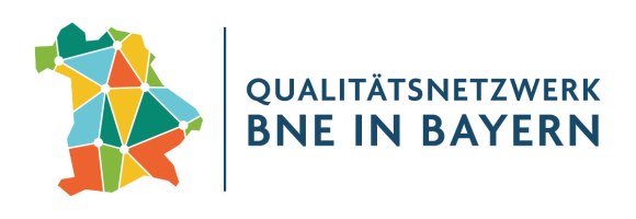 Logo Umweltbildung Bayern, Schrift ist orange mit einer Art orangefarbenen Welle unterhalb