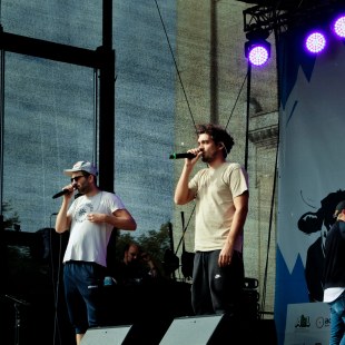 Auftritt der Band "Dicht & Ergreifend" bei der Demo "Mia ham's satt". Die beiden Sänger singen ins Mikro | © LBV