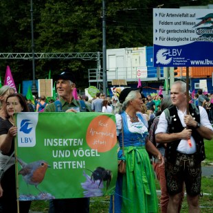 LBVler tragen unsere Banner und Plakate | © LBV