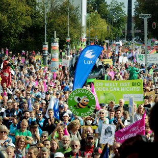 Menschenmassen mit vielen bunten Plakaten und Bannern auf dem Königsplatz bei Mia ham's satt | © LBV