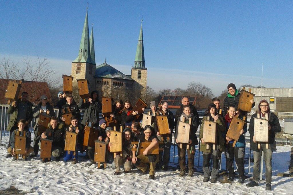 Klasse HG 10A im Berufsgrundschuljahr für Schreiner an der Berufsschule 11 in Nürnberg mit Wiedehopfkästen | © Klaus Brünner