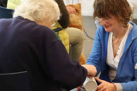 Seniorin und Kathrin Lichtenauer im AWO Föhrenpark München  | © Eva Neubert