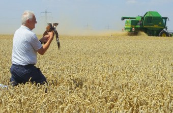 LBV-Aktiver Edgar Hoh rettet Wiesenweihe vor Mähdräscher | © Claudia Pürckhauer