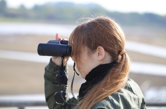 Vogelbeobachterin | © Peter Bria
