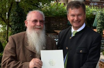 Gerhard Kinshofer ausgezeichnet mit der Verdienstmedaille des Verdienstordens der Bundesrepublik Deutschland | © Th. Plettenberg