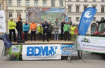 Norbert Schäffer, LBV-Vorsitzender hält eine Rede auf der Kundgebung Agrarbündnis. | © Matthias Luy