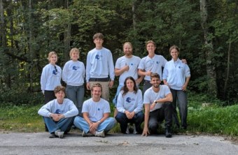Eine Gruppe von LBV-Mitgliedern posiert fröhlich im Freien für eine Werbeaktion in Miesbach.