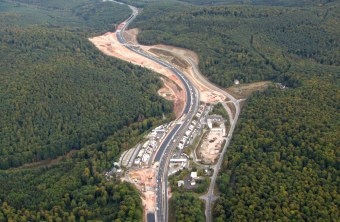 Luftaufnahme einer Baustelle an der A3 mitten im Wald | © Thomas Staab