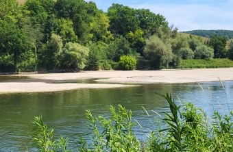 Flussmittige Kiesbank in Donau bei Staubing | © LBV