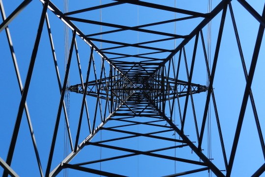 Strommast aus der Froschperspektive | © Astrid Lanik