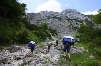 Wanderer steigen mit Ausrüstung zur Nische auf, unterstützt vom LBV, um die Natur in Bayern zu schützen. | © Markus Leitner