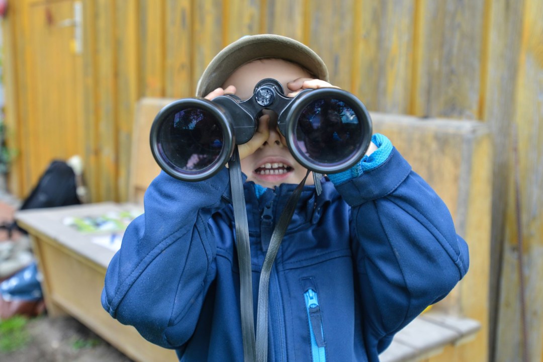 Kind mit Fernglas | © Tobias Tschapka