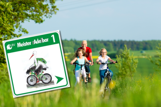 Familie radelt entlang des Meister Radelbar Radweges durch das schöne Altmühltal | ©Kzenon