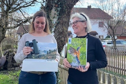 Gewinnübergabe Stunde der Wintervögel 2025 Fernglas | © LBV