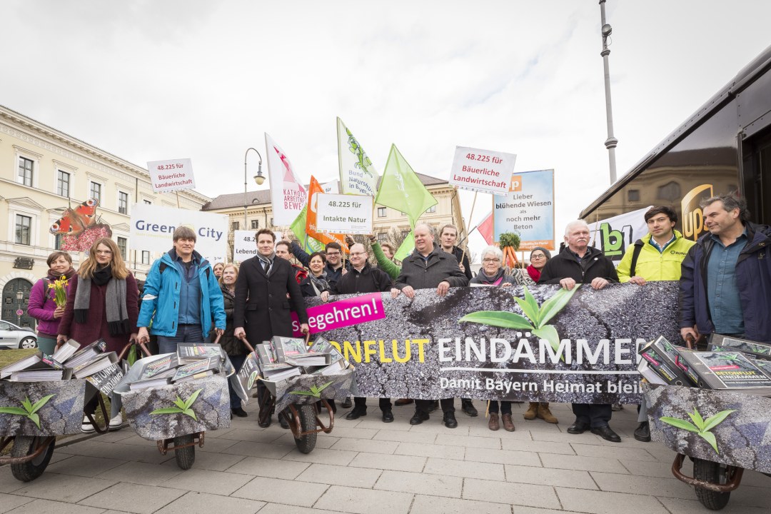 Die Bündnispartner übergeben die Unterschriften dem Innenministerium | © LBV