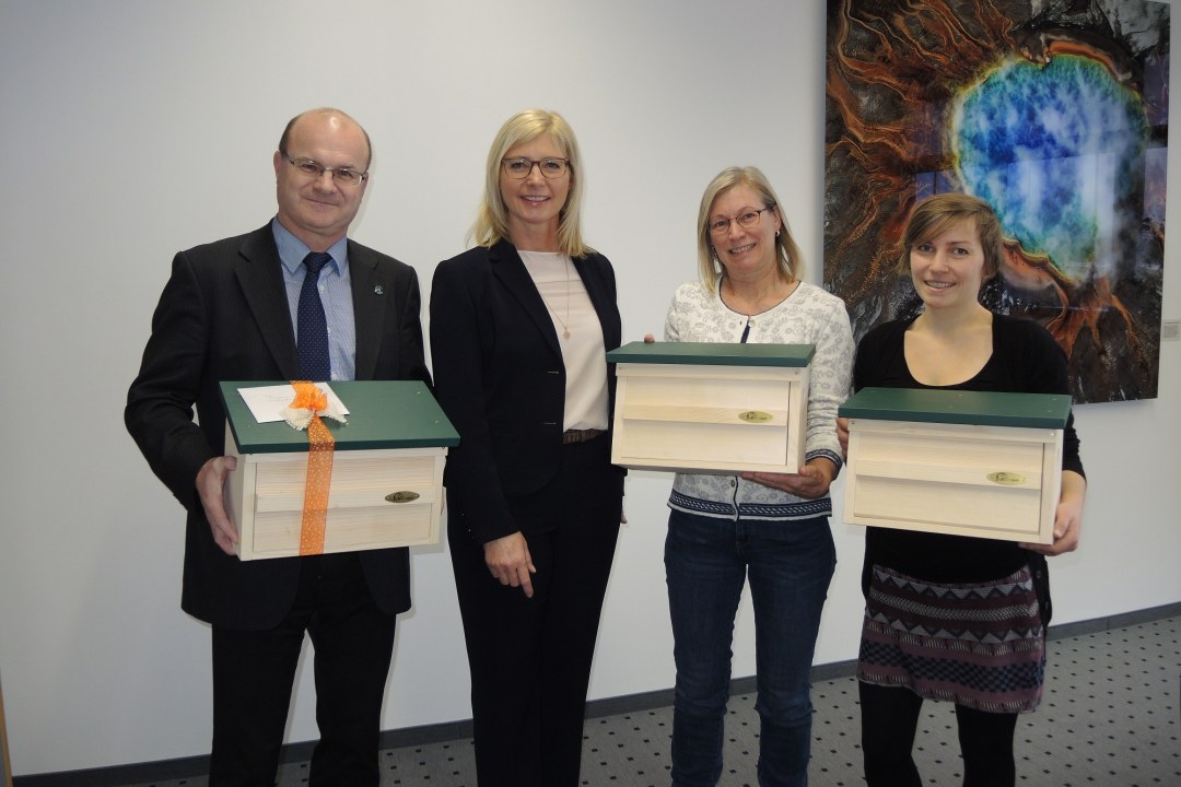 Drei Spatzennistkästen als Geschenk zum 50. Geburtstag der Umweltministerin Ulrike Scharf, von links: Dr. Norbert Schäffer, Ulrike Scharf, Sylvia Weber (LBV München), Kathrin Struller (LBV) | © LBV