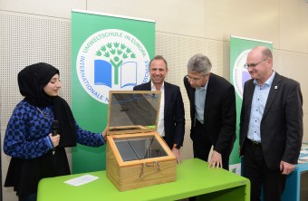 Schülerin stellt Projekt vor | © STMUV