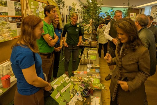 Landwirtschaftsministerin Michaela Kaniber informiert sich am Stand des Aktionsbündnisses Streuobst über Streuobst und Naturschutz auf dem Bauernmarkt | © Andreas Zahn