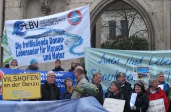 Menschen auf einer Demo gegen den Donau-Ausbau | © Christian Stierstorfer