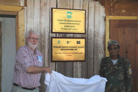 Hans-Joachim Leppelsack bei der Eröffnung des Gobibär-Zentrums in der Mongolei | © Jochen Fünfstück