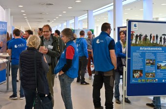 Markt der Möglichkeiten auf der LBV-Delegiertenversammlung 2023, es sind viele Stände aufgebaut und viele Menschen mit LBV-Kleidung stehen darum | © Tobias Tschapka