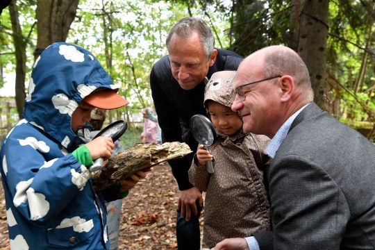 Bayerns Umweltminister Thorsten Glauber und LBV-Vorsitzender Dr. Norbert Schäffer mit Kindern | © Bayerisches Staatsministerium für Umwelt und Verbraucherschutz