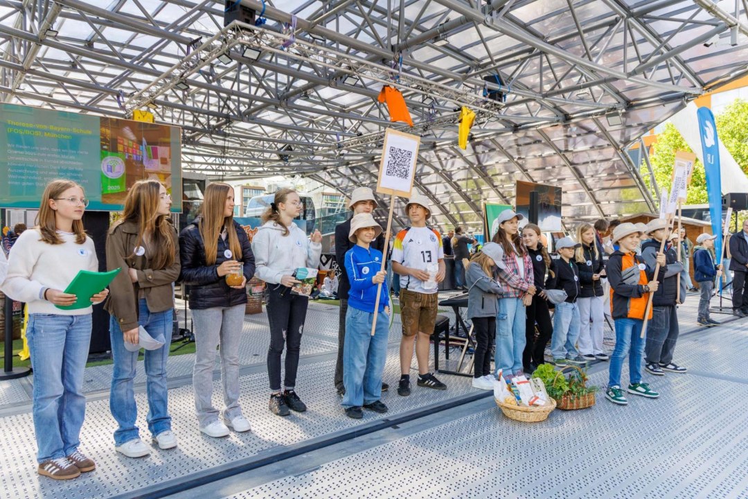 Schülerinnen und Schüler der Umweltschulen erzählen von Schulalltag | © STMUV