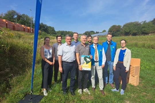 Gruppenbild Vertragsunterzeichnung Tongrube Zeilarn | © LBV