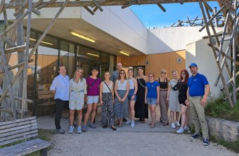 Spendenübergabe Santis an LBV vor der LBV-Umweltstation | © Eva Neubert