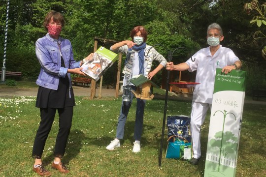 Kathrin Lichtenauer übergibt kontaktlos Futterstation und Bildungsmaterialen | © Kathrin Lichtenauer