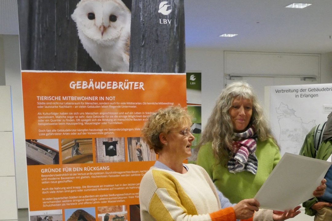 Bürgermeisterin Susanne Lender-Cassen ehrt Eveline Schmidt | © Irene Bugar