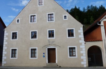 Frontseite des Fledermaushauses in Hohenburg mit einem Schriftzug über der Tür | © Rudi Leitl