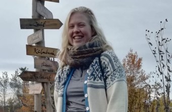 Anne Wessendorf in Amerikanische vor einem Wegweiser