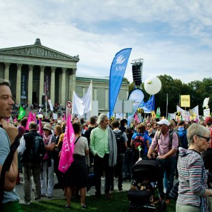 Menschen auf der Demo Mia ham's satt | © LBV