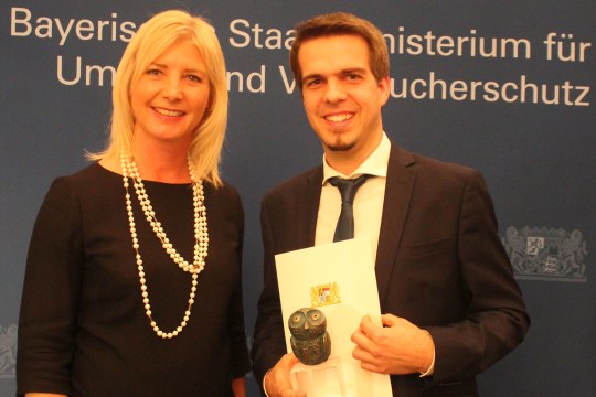 Verleihung Bayerischer Tierschutzpreis mit Umweltministerin Scharf und Preisträger Ferdinand Baer | © StMUV