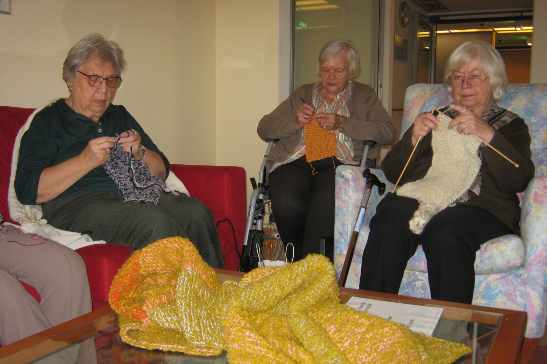Strickgruppe der Seniorinnen an der Rümannstraße in München | © Helga Koch
