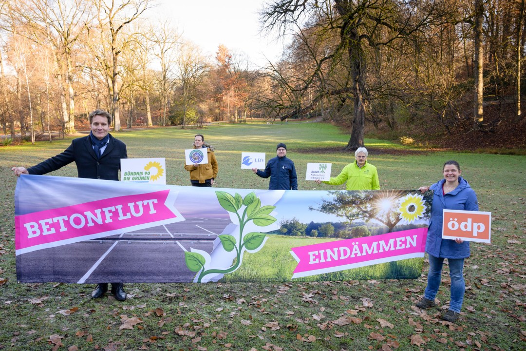 Die Sprecherinnen und Sprecher des Volksbegehrens mit einem großen Banner und Schildern | © Stefan M. Prager