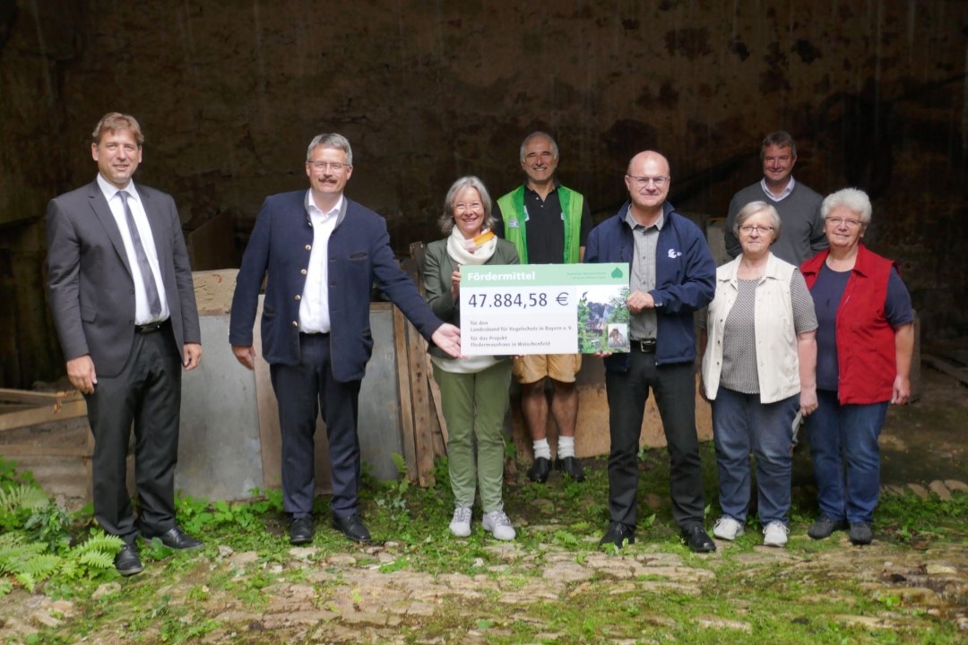 Dr. Hermann Ulm, Thomas Thiem, Ulrike Lorenz, Rudi Leitl, Dr. Norbert Schäffer, Erbinnen des Anwesens, Jochen Uebelhoer (v.l.n.r.) | ©LBV
