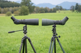 Zeiss Victory Harpia 23-70x95 (links) und Swarovski ATX 30 -70x95 (rechts) stehen sich auf einer grünen Wiese gegenüber | © Oliver Wittig