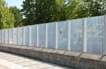 Lärmschutzwand mit Streifenmuster | © Sylvia Weber